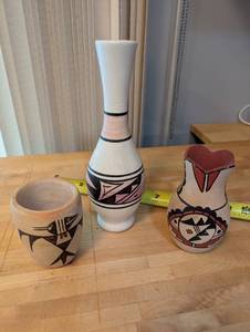 lot 365 image: Set of 3 Southwest Native American Style Pottery Vases