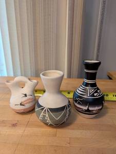 lot 366 image: Set of 3 Small Hand-Painted Native American Style Pottery Vases