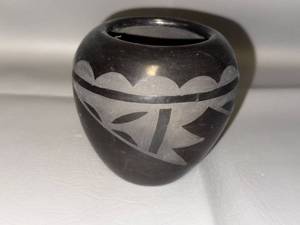 lot 100 image: Signed Santa Clara Blackware Pottery Vase by Hova & Gladis Naranjo