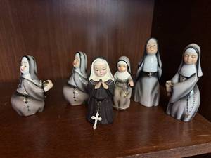 lot 122 image: Set of 6 Lefton Exclusive Nun Figurines with Rosaries