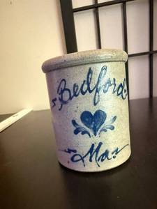 lot 129 image: Bedford Mass Miniature Stoneware Crock 1993 Cambridge Pottery Works