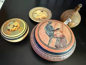 lot 130 image: Set of 4 Greek Ceramic Decorative Plates and Trinket Boxes with Classical Motifs