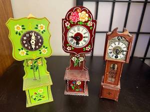 lot 131 image: Set of 3 Vintage Wooden Miniature Grandfather Clocks Germany