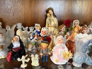 lot 191 image: Collection of Vintage Porcelain and Ceramic Figurines