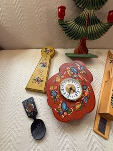 lot 200 image: Set of 6 Scandinavian Folk Art Decor Pieces with Rosemaling Designs