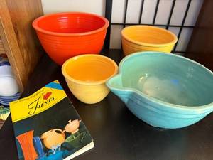 lot 202 image: Vintage Fiesta Mixing Bowls and Reference Book Set