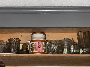 lot 275 image: Collection of Vintage Glassware and Ceramic Flower Jar
