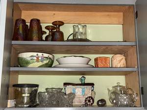 lot 276 image: Assorted Vintage Glassware, Bowls, and Decorative Pieces Collection