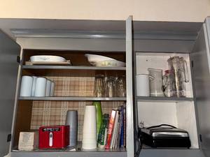 lot 283 image: Kitchenware Set with Vintage Casserole Dishes, Glassware, Pitchers, and Small Appliances