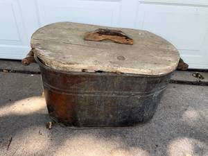 lot 404 image: Vintage Galvanized Metal Wash Tub with Wooden Lid and Handles