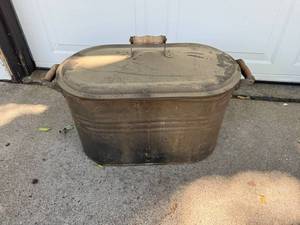 lot 406 image: Vintage Metal Wash Tub with Wooden Handles and Lid