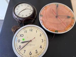 lot 412 image: Lot of 3 Vintage Wall Clocks Electric Assorted Styles