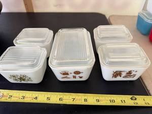 lot 416 image: Set of 5 Vintage Pyrex Refrigerator Dishes with Lids