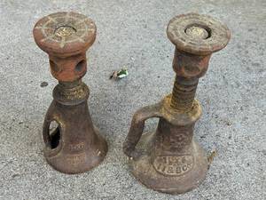 lot 420 image: Pair of Vintage 15x6 Jacks by T&BCo Cast Iron Screw Type