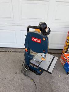 lot 423 image: Ryobi BS902 9-Inch Band Saw with Lamp