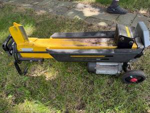 lot 424 image: Electric Log Splitter with Wheels