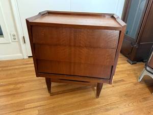 lot 378 image: Mid-Century Modern 3-Drawer Wood Nightstand
