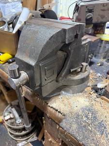 lot 481 image: Heavy Duty Bench Vise with Swivel Base