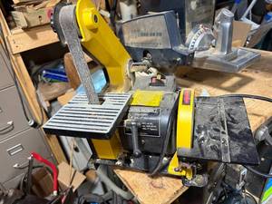 lot 483 image: Central Machinery 1 in. x 30 in. Belt and 5 in. Disc Sander