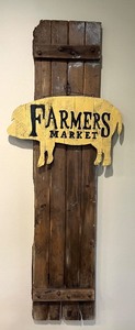 lot 18 image: Rustic Wooden Wall Decor with Farmers Market Pig Sign