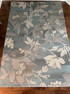 lot 27 image: Floral Area Rug 5x8 100% Wool in Blue and Beige