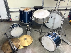 lot 128 image: Rogers R360 5-Piece Drum Set with Cymbals, Hardware, and Throne