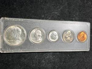lot 05 image: 1964 US YEAR SET IN HARDCOVER CASE