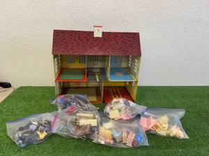 lot 3 image: Vintage Metal Toy House with Lots of Extras