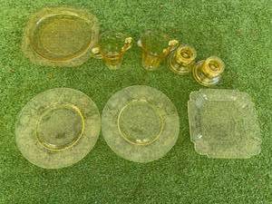 lot 7 image: GoldYellow Glass