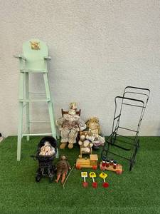 lot 15 image: Dolls & Toys