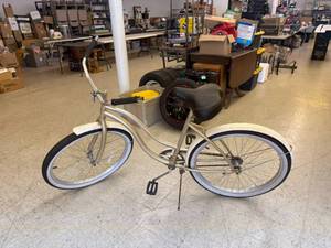 lot 21 image: Huffy Bicycle