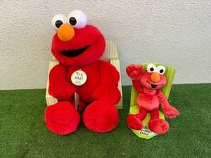 lot 22 image: Jumbo Tickle Me Elmo & Fun n Floppy Elmo