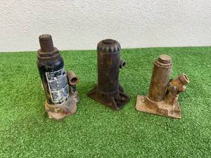 lot 32 image: Hydraulic Jacks