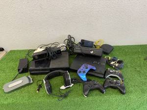 lot 49 image: XBox, XBox 360 & PS 3 Decks, Controllers & Headphones