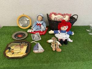 lot 83 image: Dolls & Home Decor