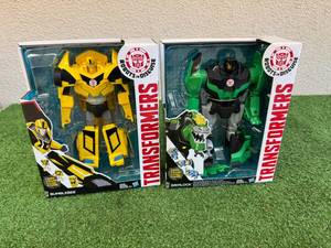 lot 212 image: Transformers Bumblebee & Grimlock