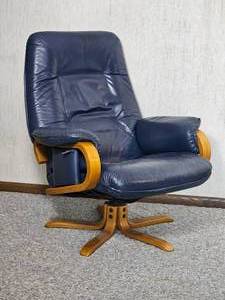 lot 8 image: Vintage Scandinavian Design Blue Leather Recliner