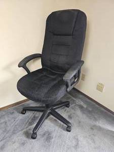 lot 98 image: Rugged Office Desk Chair