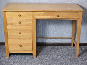 lot 80 image: Lovely Blonde Wood Students Desk - Stanley
