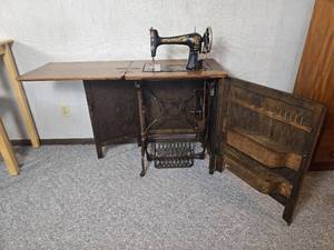 lot 19 image: Breathtaking Antique Oak Sewing Cabinet & Machine - Free Sewing Machine Co.