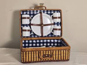 lot 79 image: Adorable Basket Picnic Set