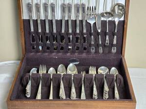 lot 1 image: Vintage Sterling Silver Flatware Service for 8 - Inaugural by State House - 2392g  8 Knives