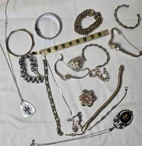 lot 56 image: Brilliant Vintage Costume Jewelry Collection - Silver - (20)