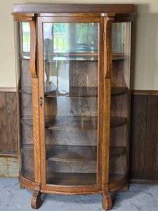 lot 22 image: Stunning Antique Oak Curio Cabinet