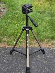 lot 105 image: Velbon T-3500 Tripod