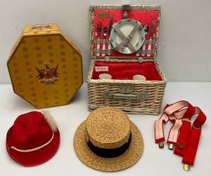 lot 14 image: Misc. Vintage Hats