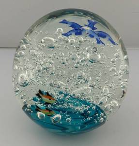 lot 42 image: Murano Style Fish Themed Large Blown Glass Paperweight 4.5 x 5