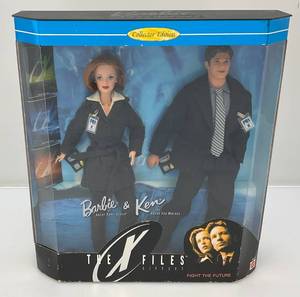 lot 47 image: 1998 Collectible BARBIE & KEN The X Files Giftset (Newc Old Stock)
