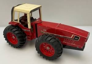 lot 52 image: Vintage International Harvester IH 3588 22 4WD Tractor White Cab 116 Ertl Die-Cast 14