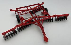 lot 56 image: Vintage Ertl IH Drag Disc With Folding Wings 164 Scale (Missing 1 Plastic Plow Set)